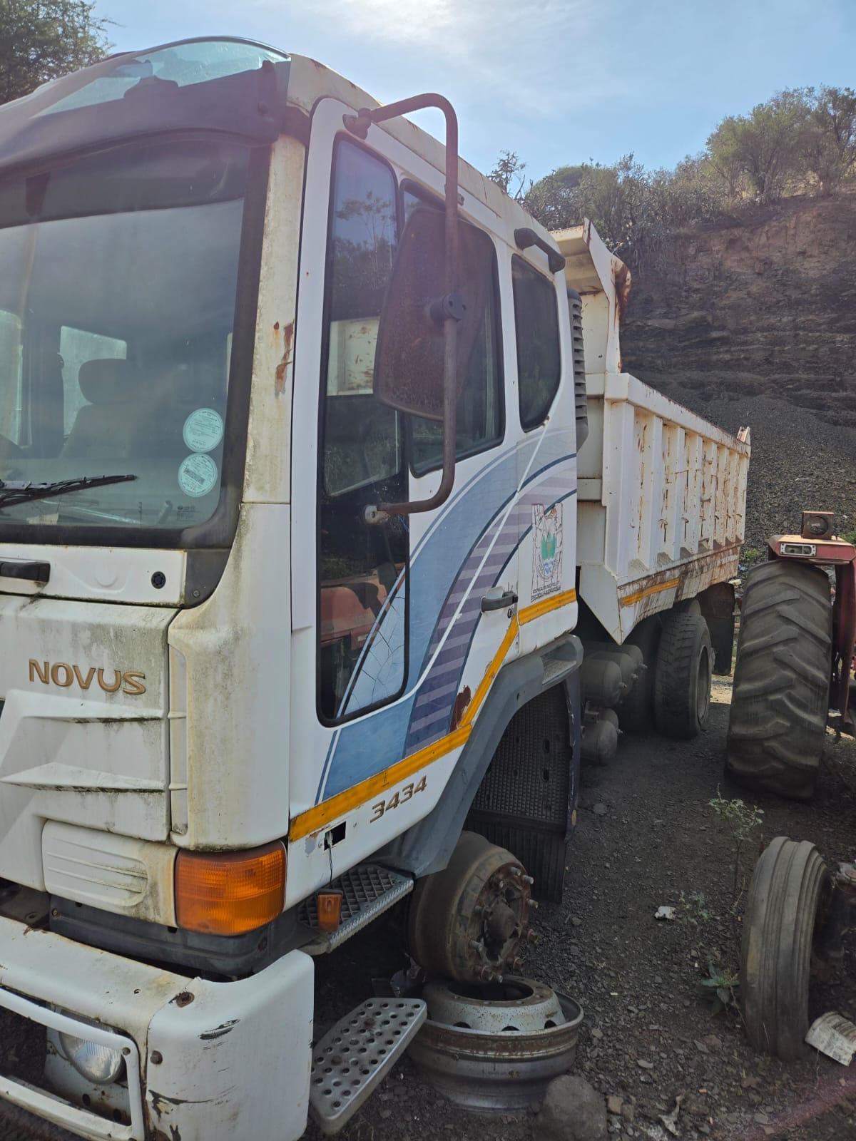 UD Trucks Novus 3434 Tipper — Side