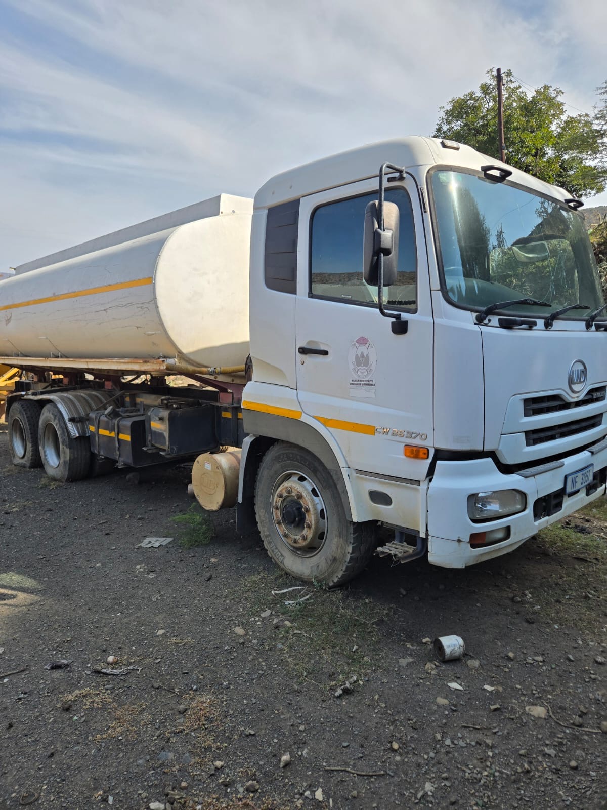 UD Trucks Quon Water Tanker — Side
