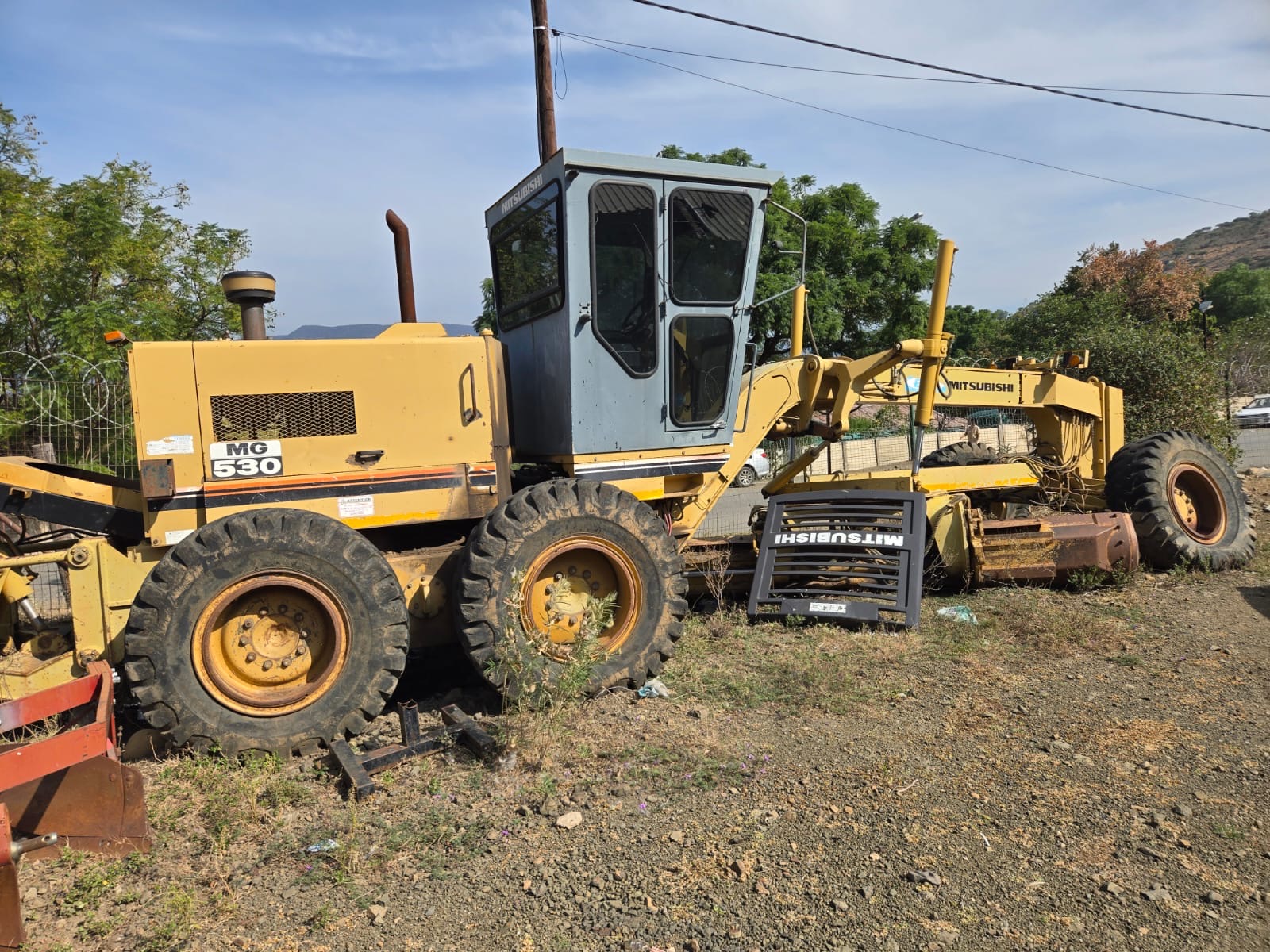 Mitsubishi MG530 Motor Grader — Side