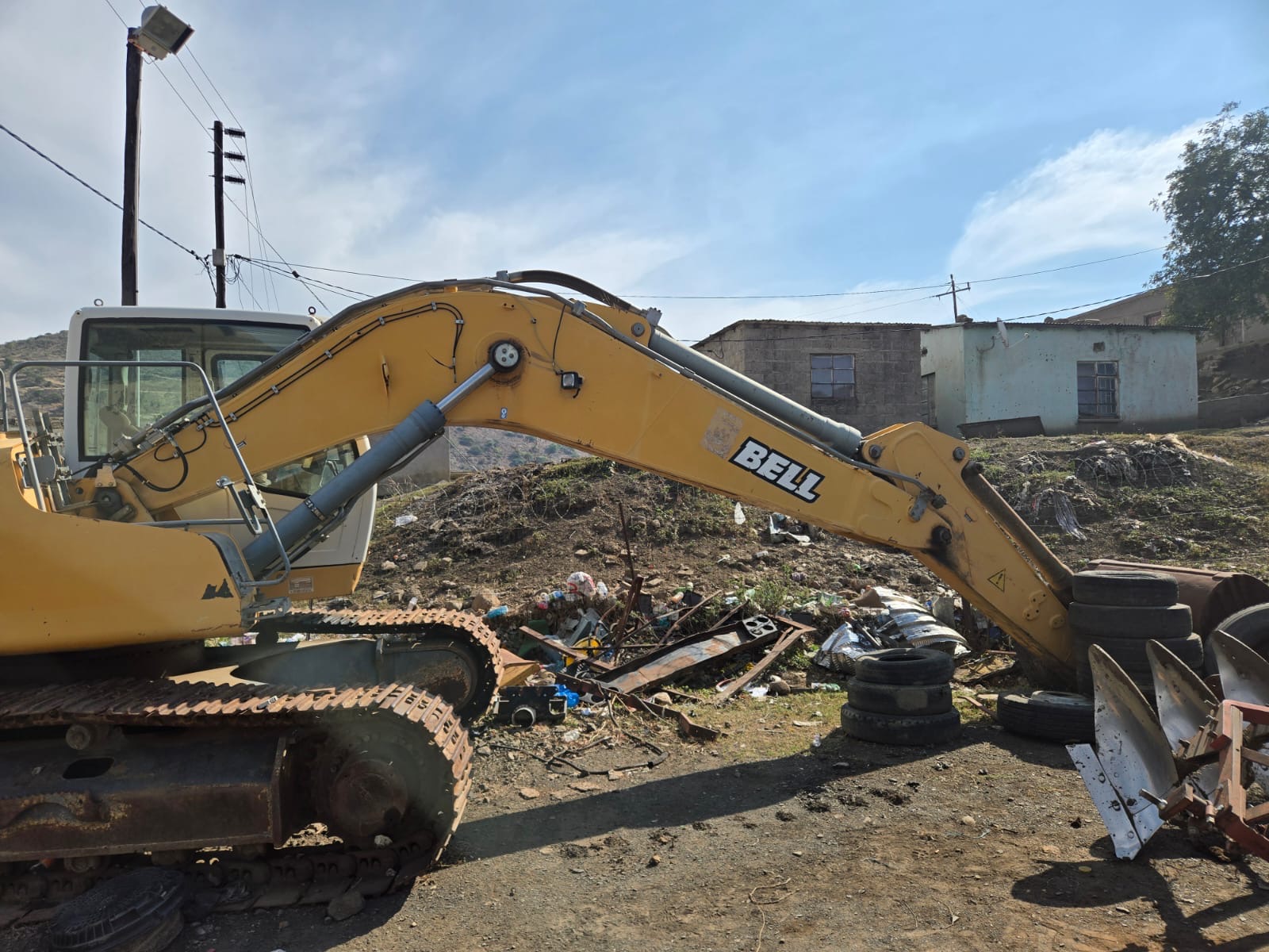 Bell Excavator — Boom & Arm Side