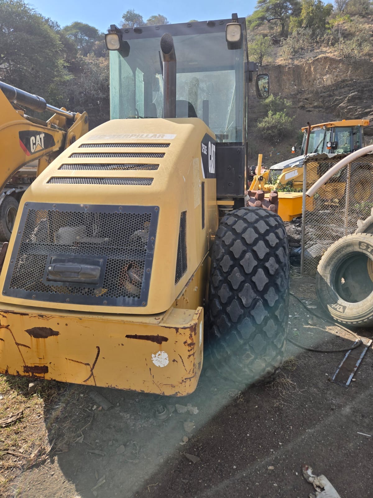 CAT CP533E Padfoot Roller — Engine Rear